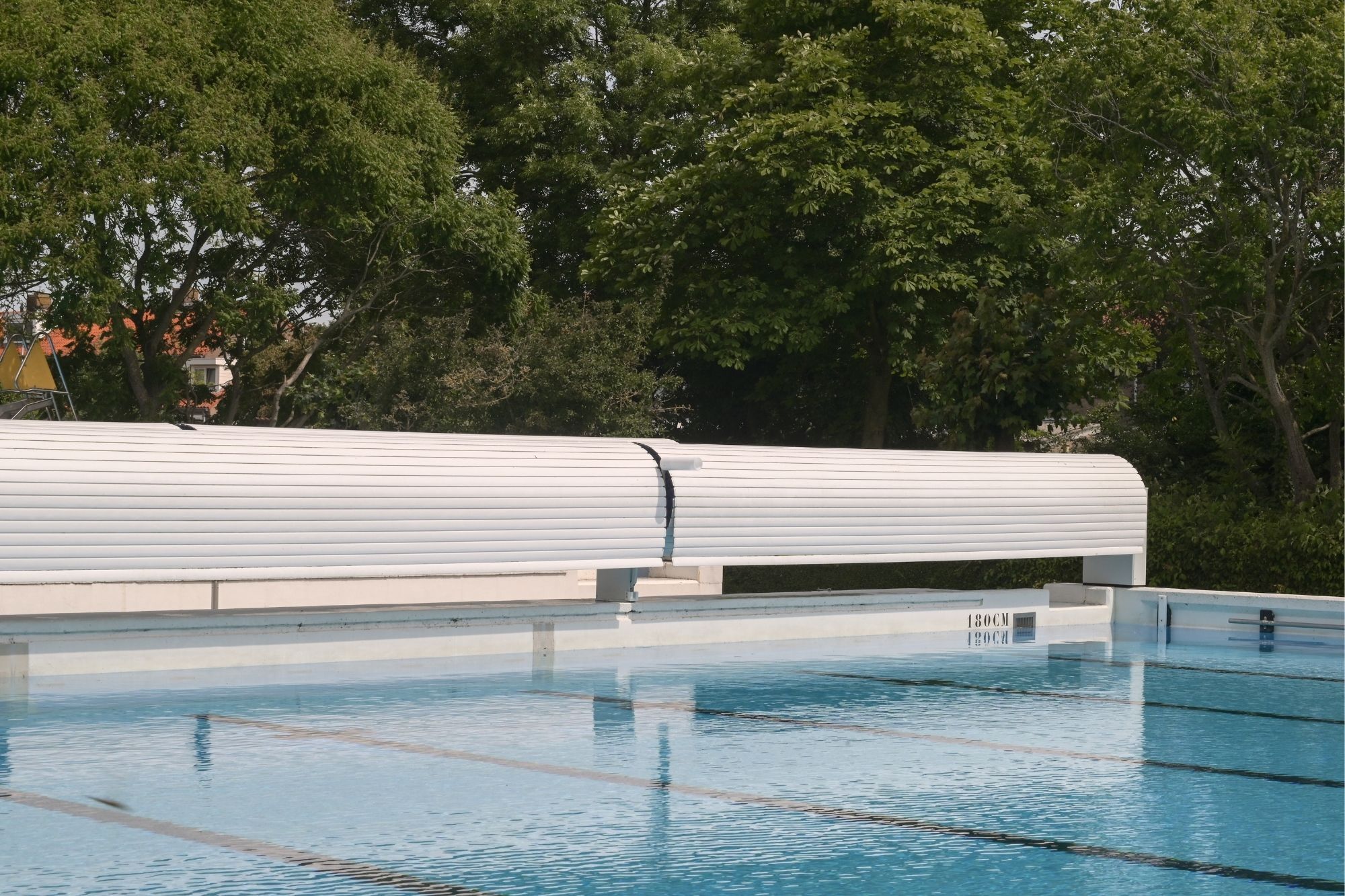 lamellenafdekking bij recreatiezwembad