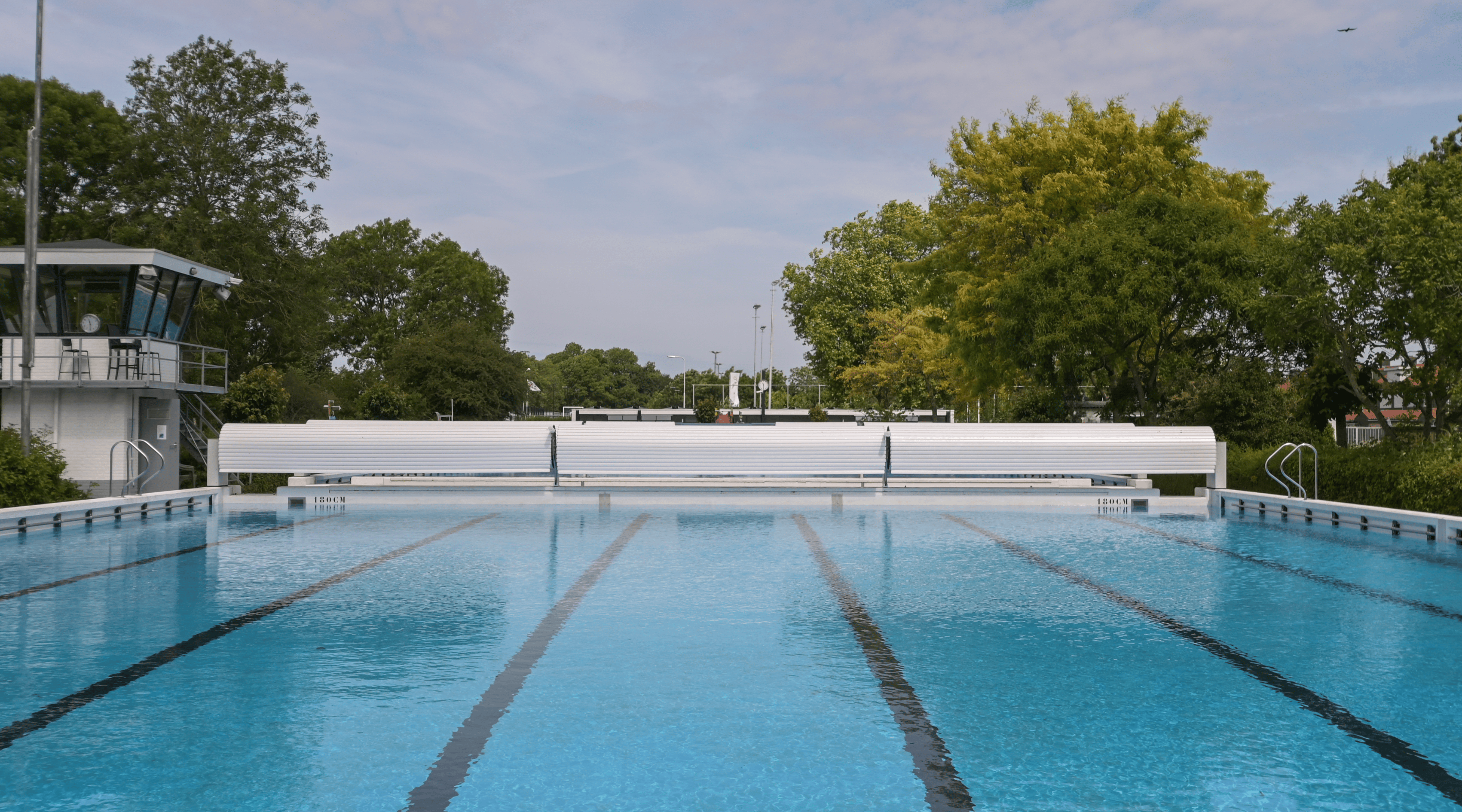 zwembadafdekking bij wedstrijdbad